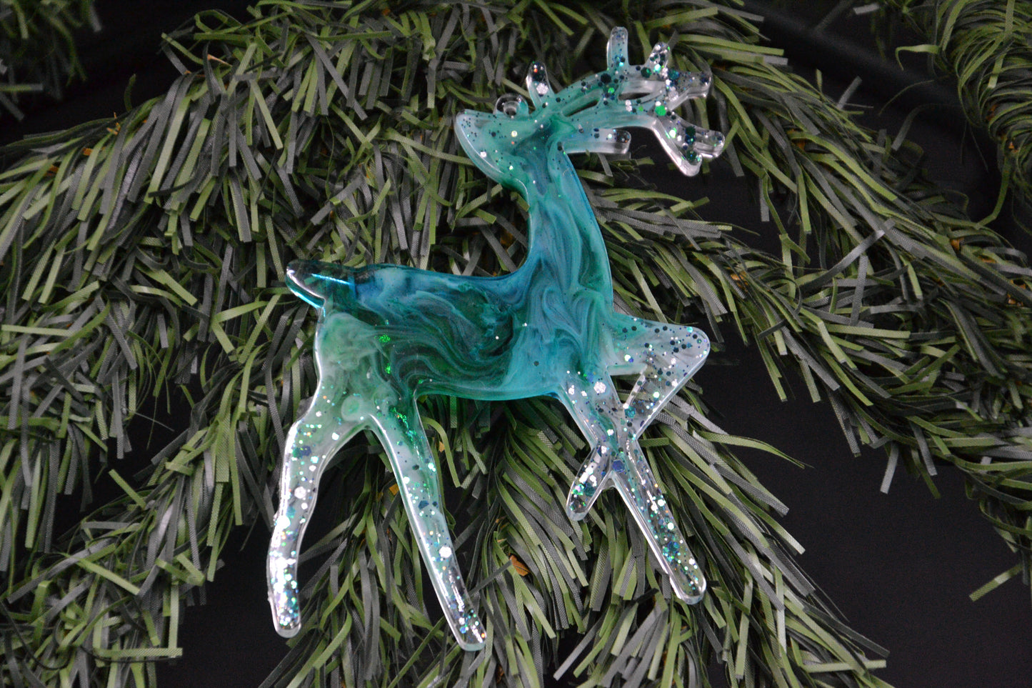 Téli varázslat – kézműves epoxy karácsonyfadíszek