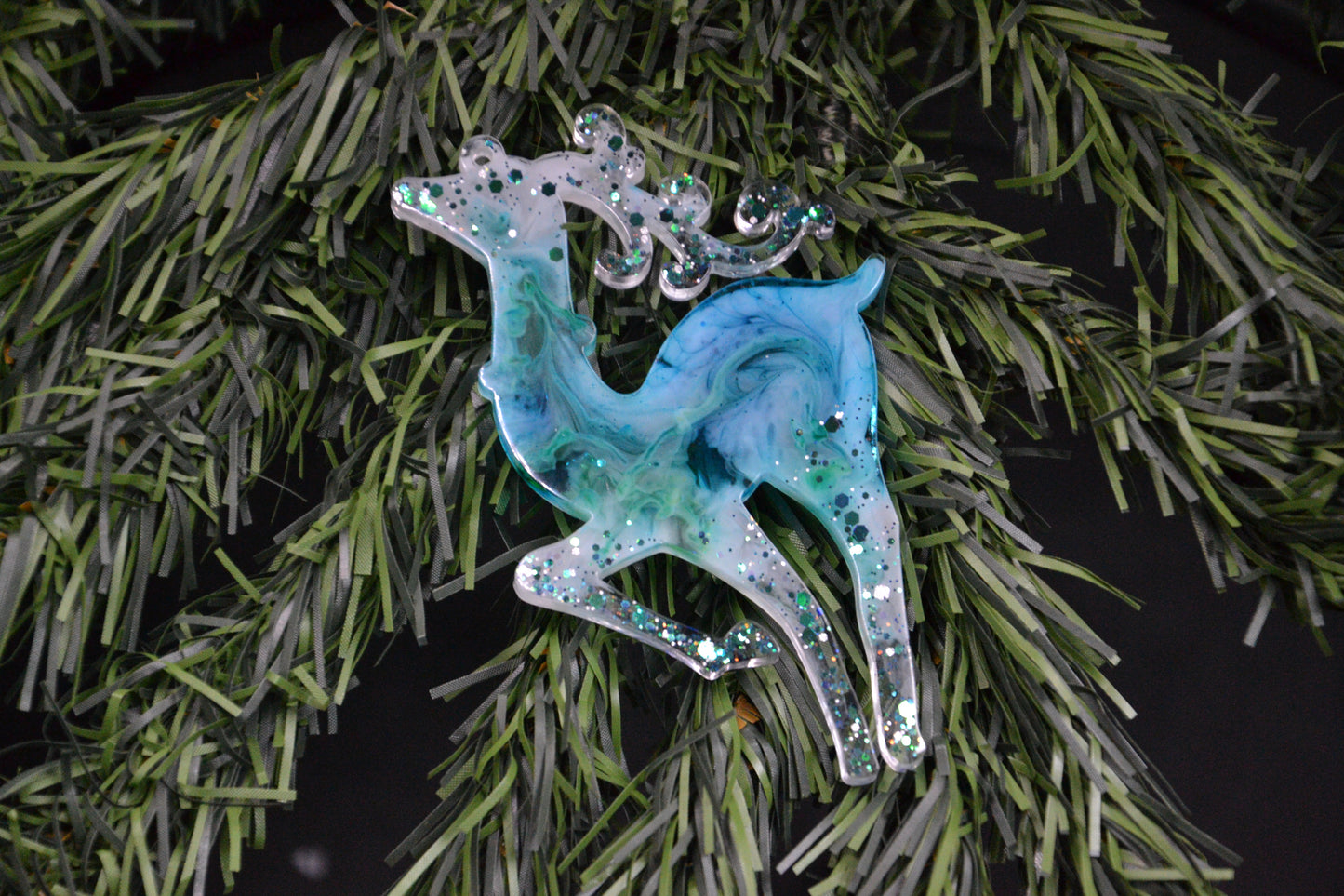 Téli varázslat – kézműves epoxy karácsonyfadíszek