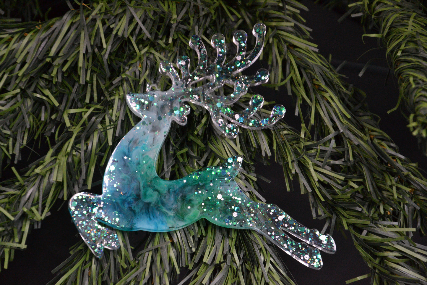 Téli varázslat – kézműves epoxy karácsonyfadíszek