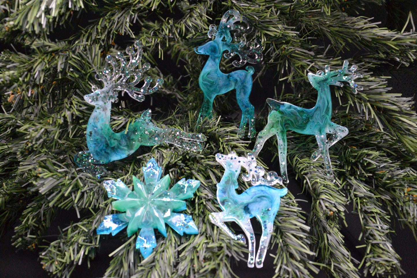 Téli varázslat – kézműves epoxy karácsonyfadíszek