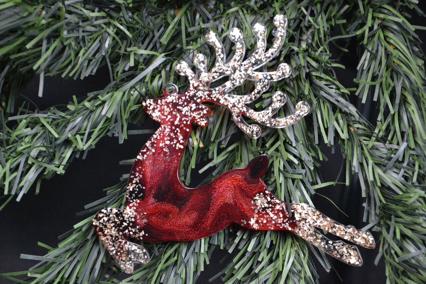 Karácsonyi varázs - kézműves epoxy díszek (piros - arany)